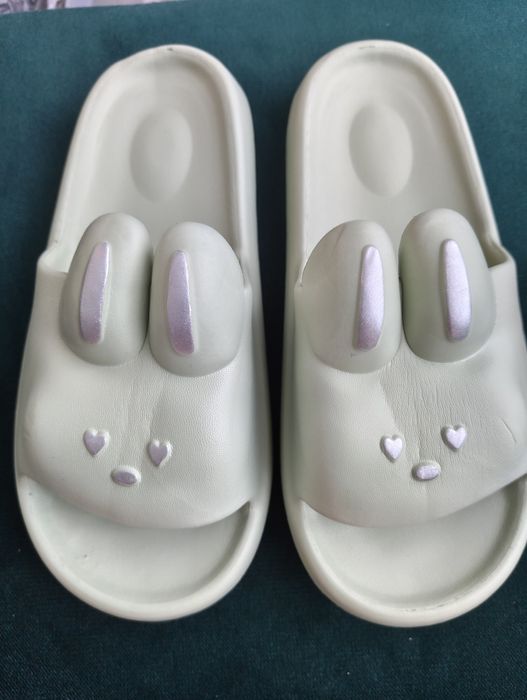 Papuci noi de vânzare