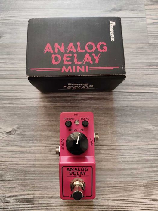 Много запазени китарни ефекти с оригиналните кутии!