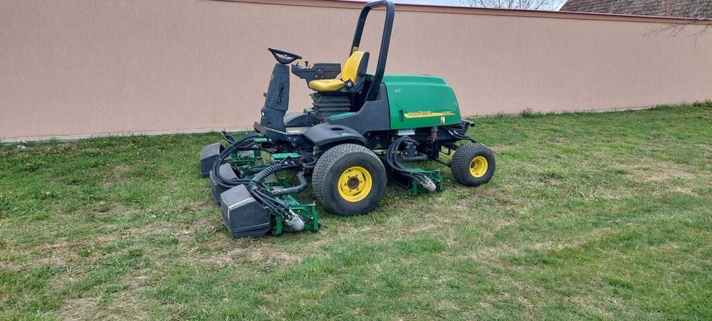 Tractoras pentru gazon  John Deere  3235C