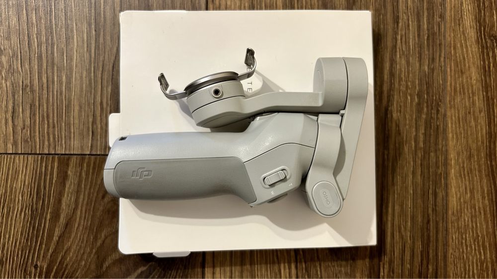 Vând stabilizator Dji om 4