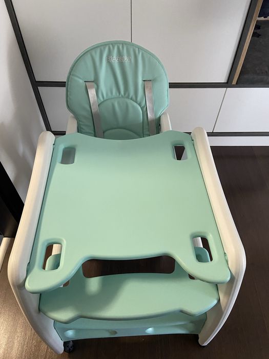 Scaun bebelus + masuta de luat masa