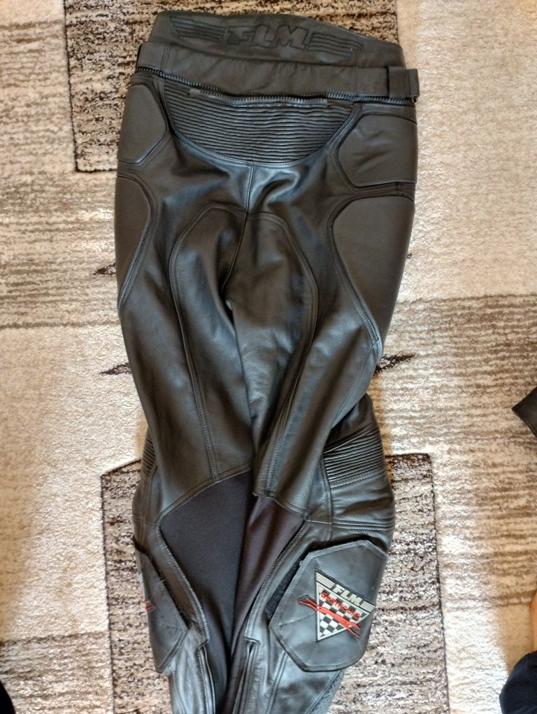 Vând 2 costume piele moto