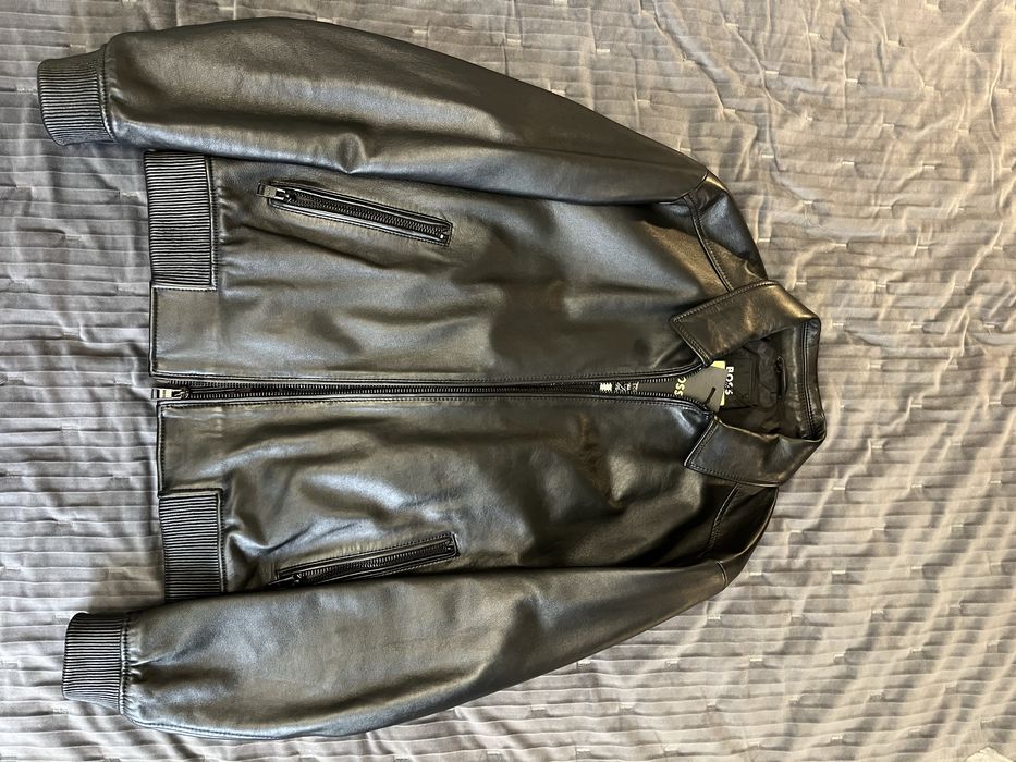 Кожанная куртка от Hugo Boss.