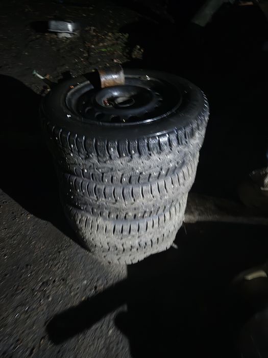 Комплект шин нокиан . 185 /65 15 зимние