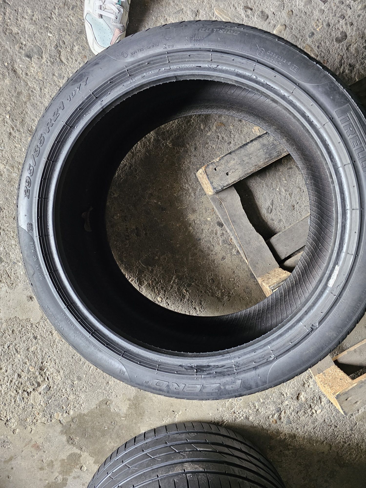 2 anvelope vara 295 35 21 Pirelli Pzero