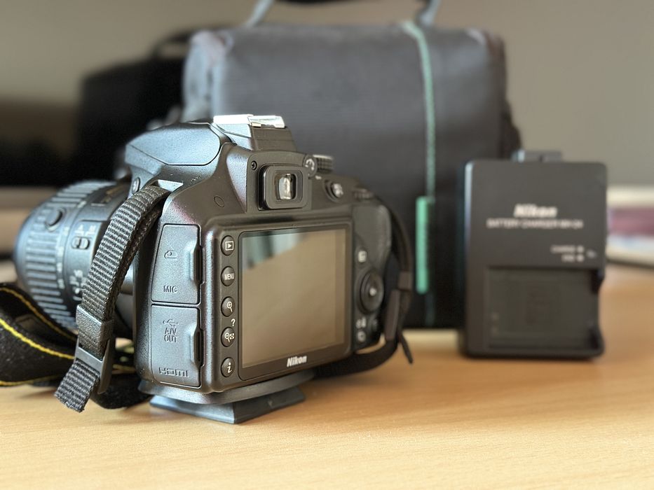 Nikon D3300 с обектив 18-55mm и статив/трипод
