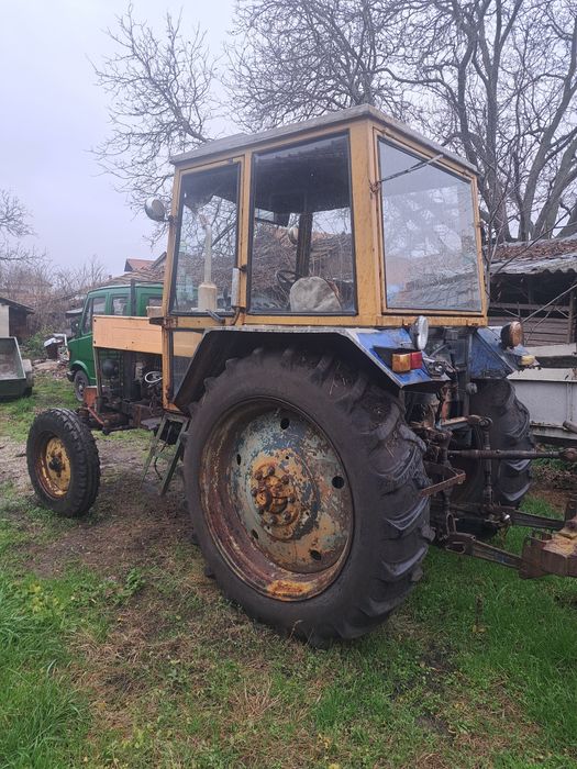 Продавам трактор с инвентар