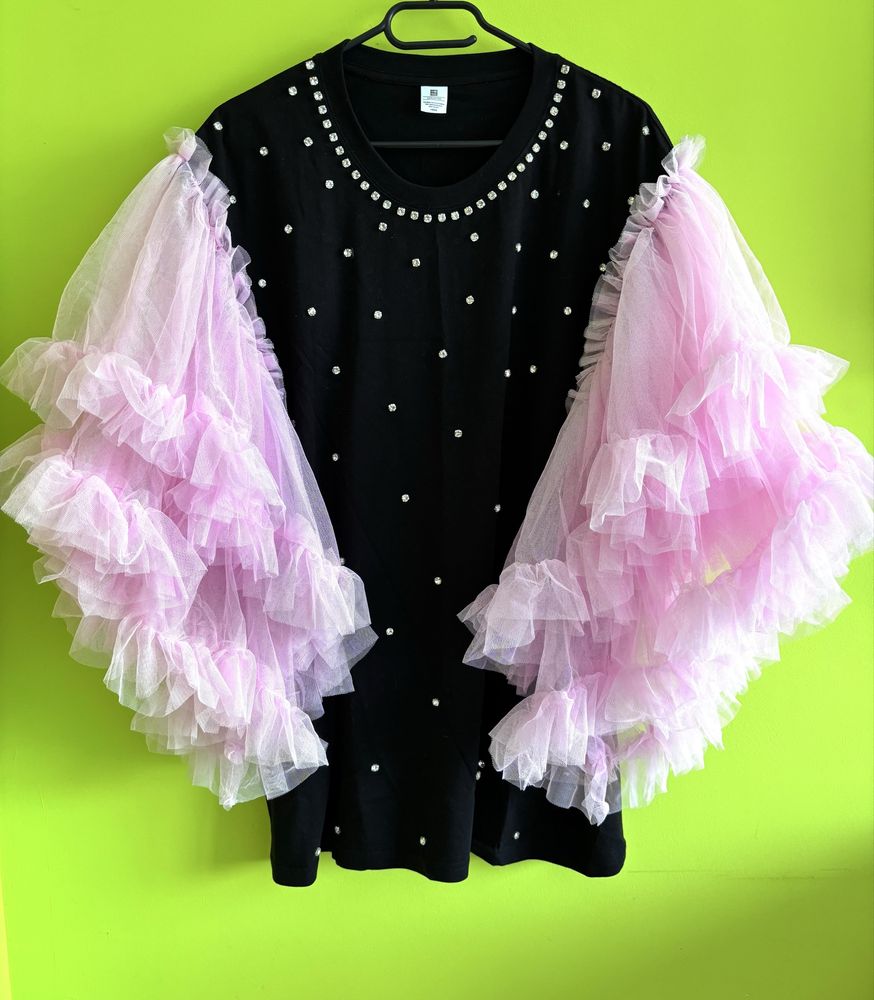 Черна дамска тениска с розови ръкави и камъни - oversize, ръчна работа