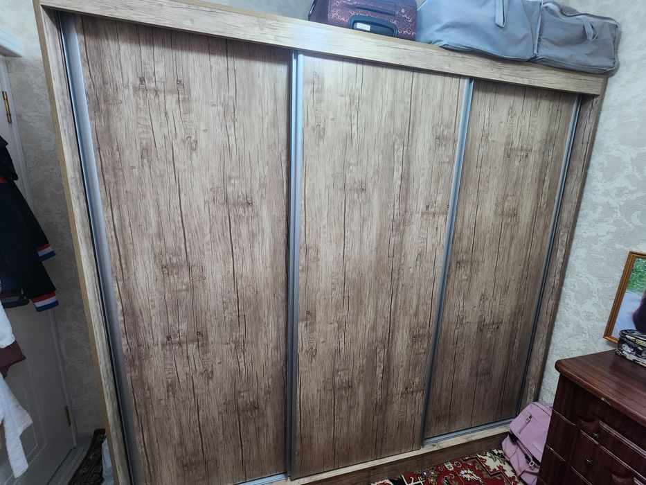 Шкаф трех ярусный. В хорошем состоянии новый. Недавно покупали.