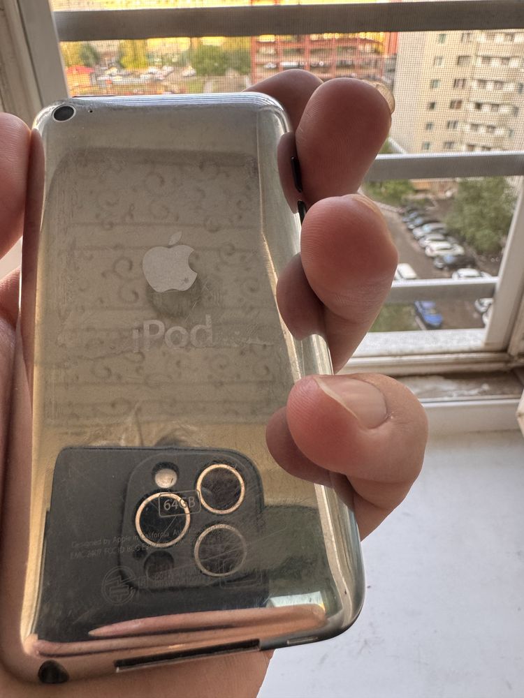 Продам iPod Touch 4 64 Гб с трещинкой