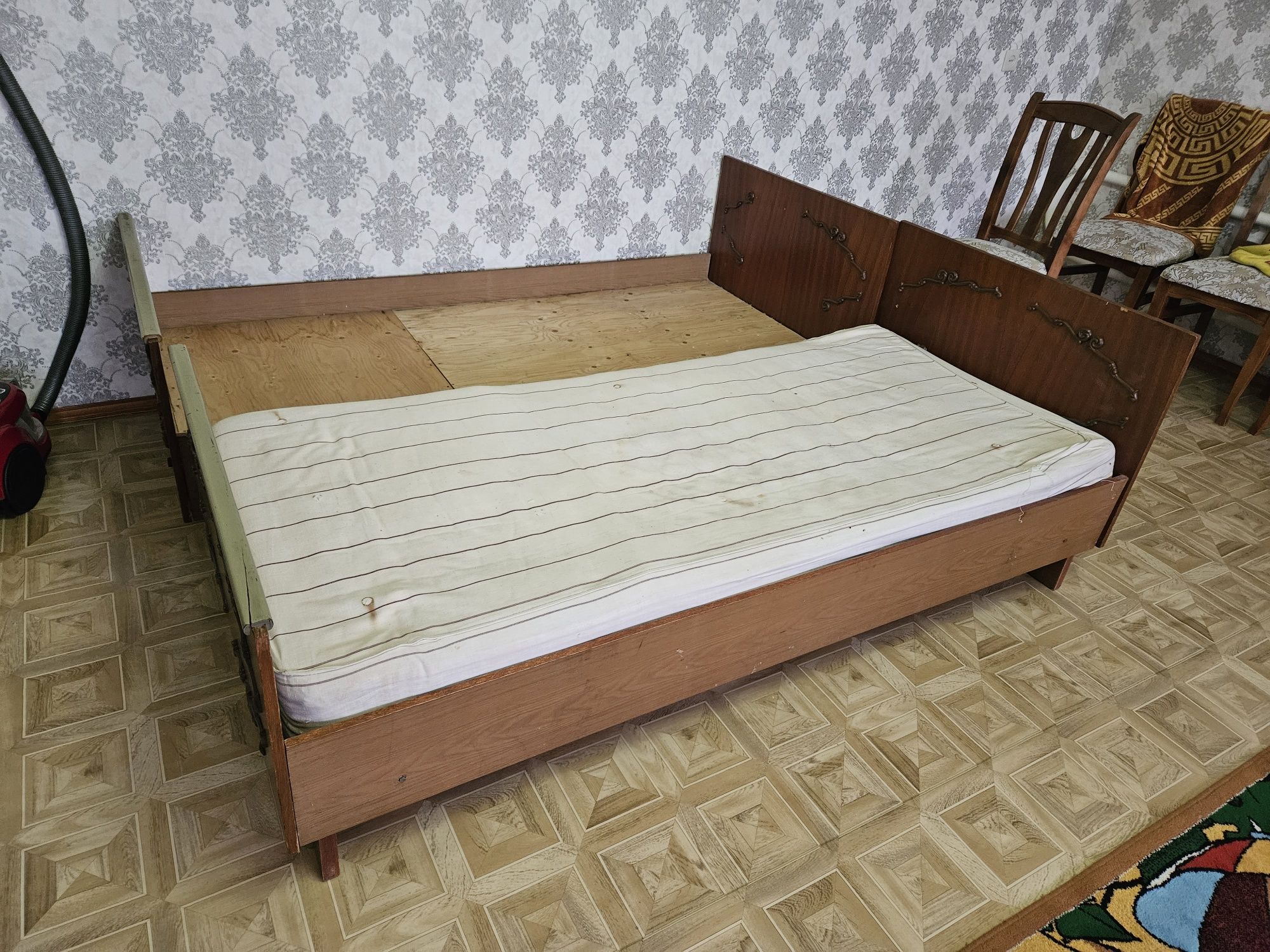 Кровать БУ  в хорошем состоянии с матрасом