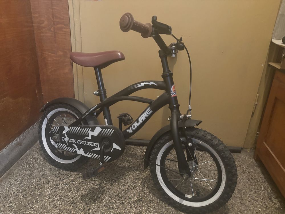 12-инчов велосипед Volare Black Cruiser за момчета