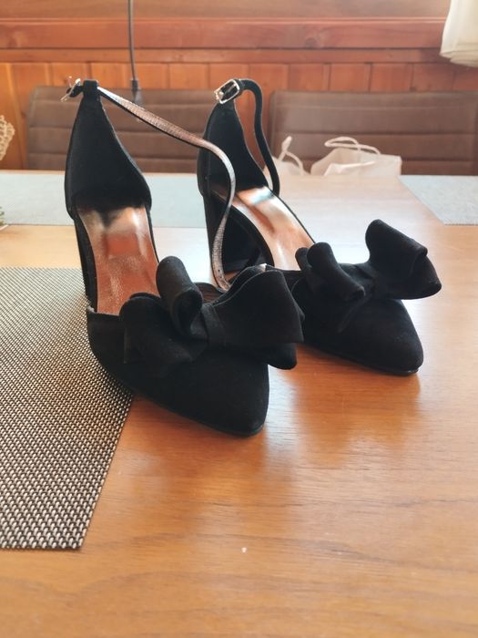 Vând sandale elegante