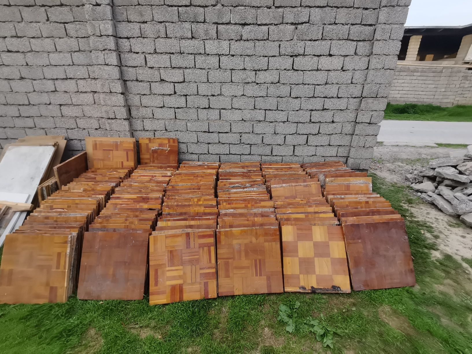 Продаётся пол Паркет размер 60×60 см в хорошем состоянии срочно