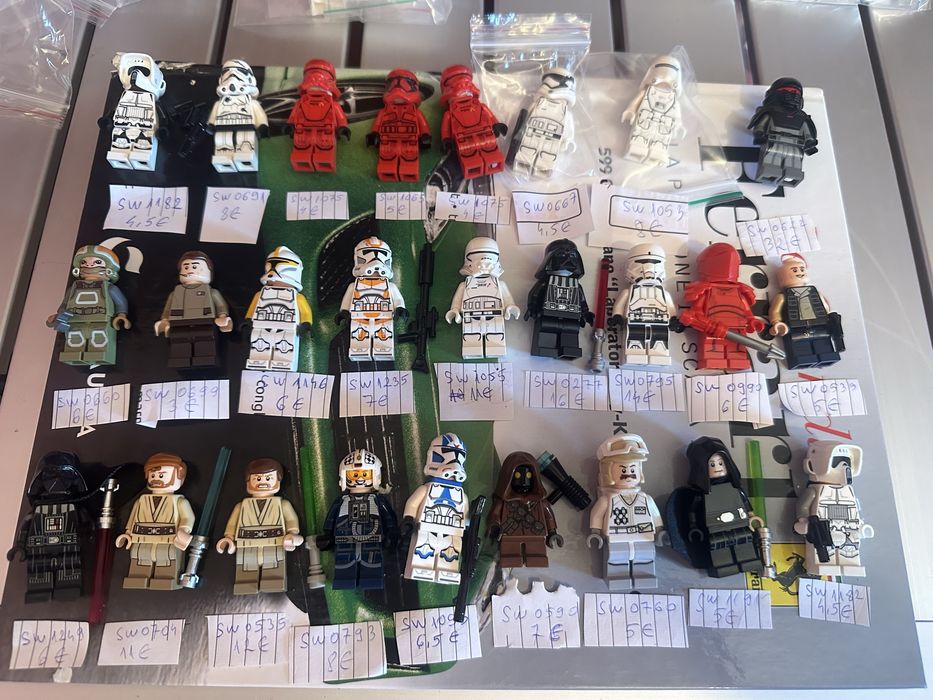 Lego omuleti disponbili peste 1000