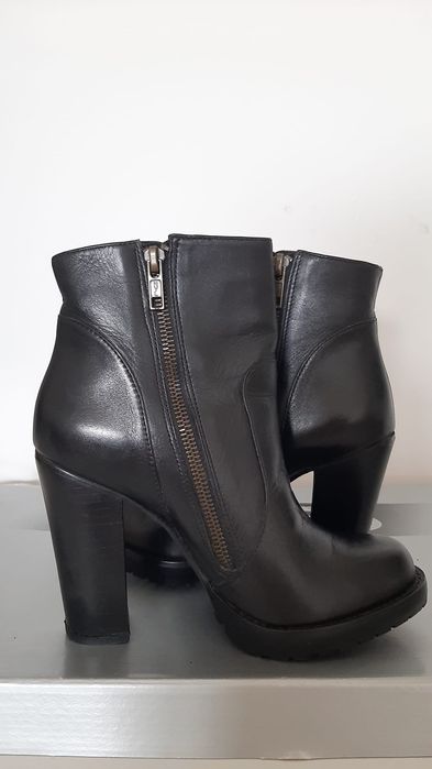 2 perechi de ghete din piele , purtate