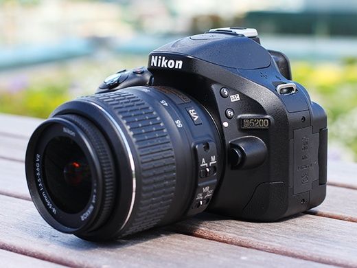 Vând NIKON D5200 + obiectiv 18–55mm + bliț extern  ||