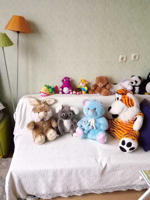 Детски плюшени играчки и нова китара