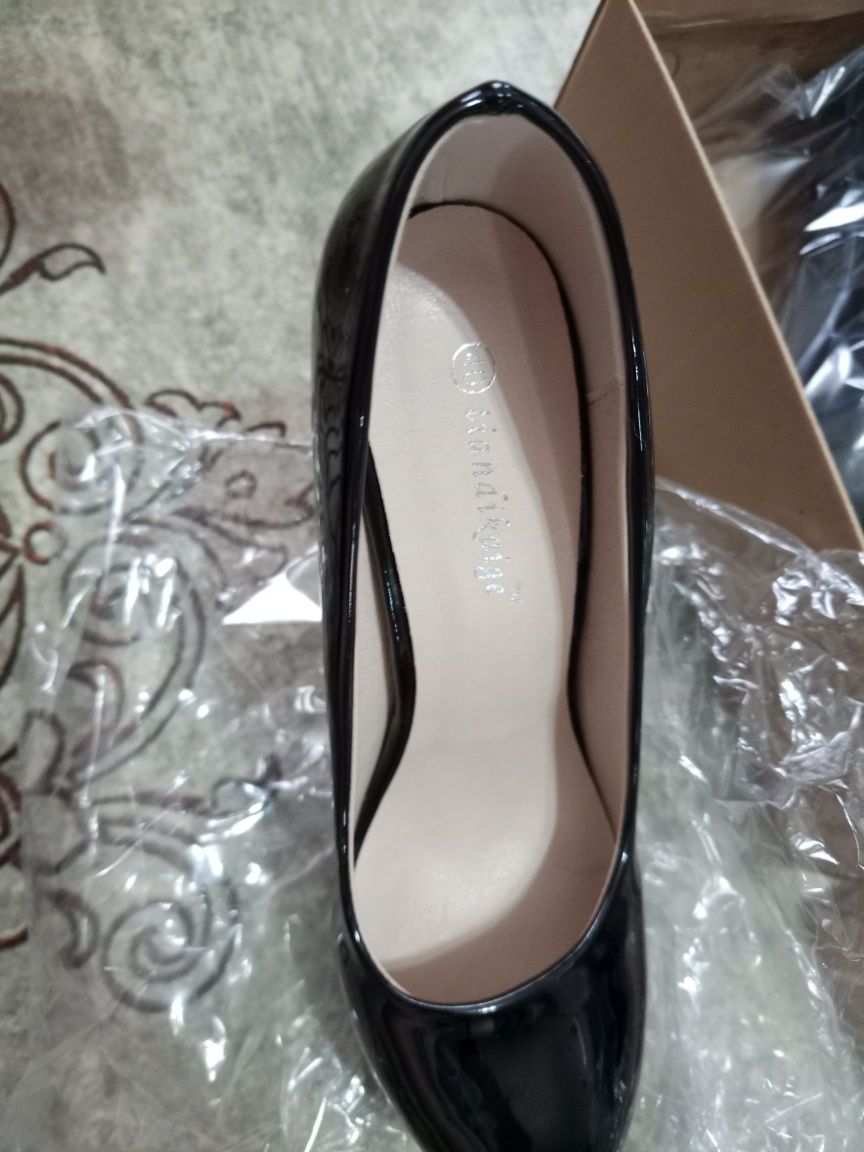 Новые туфли  SHEIN  39рр