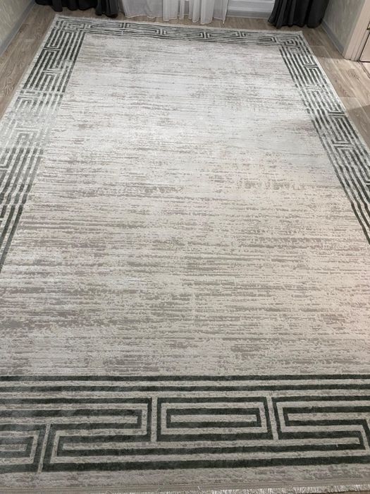 Срочно продам палас новый.  размер 2.5/4 и стол