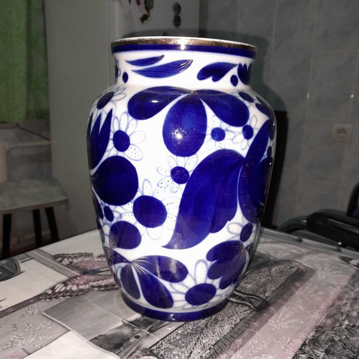 Ваза фарфоровая. гжель. советская.