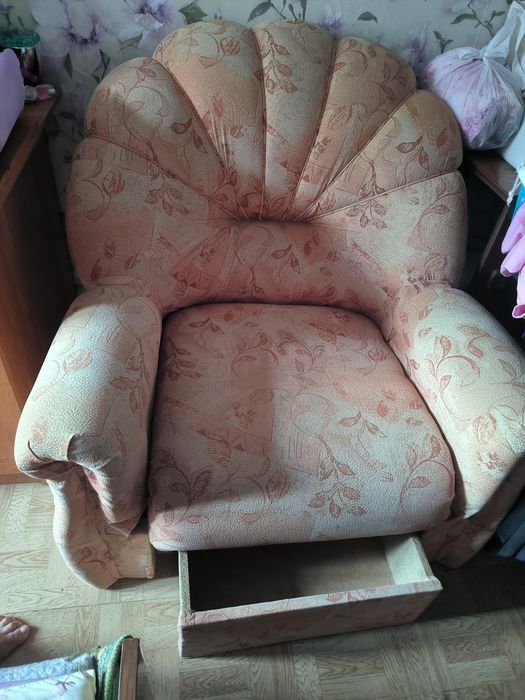 Кресла с с выдвижными ящиками 2 штуки