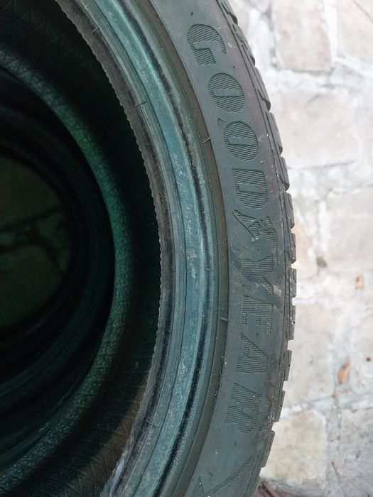 Продавам зимни гуми 215/45/17 Goodyear