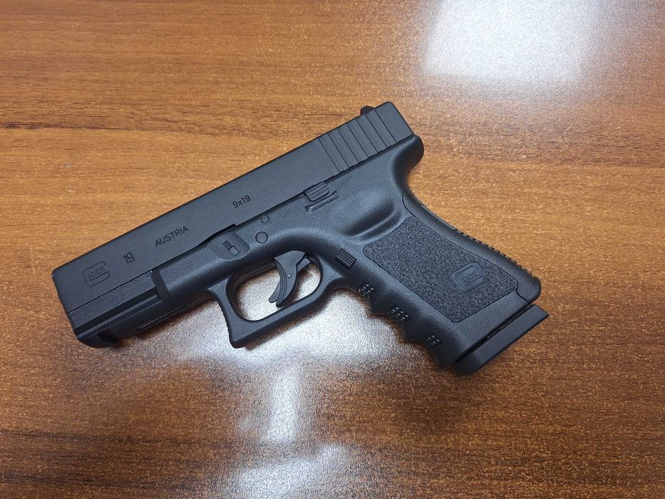 Продавам въздушен пистолет Glock 19 gen 3 CO2  4,5bb