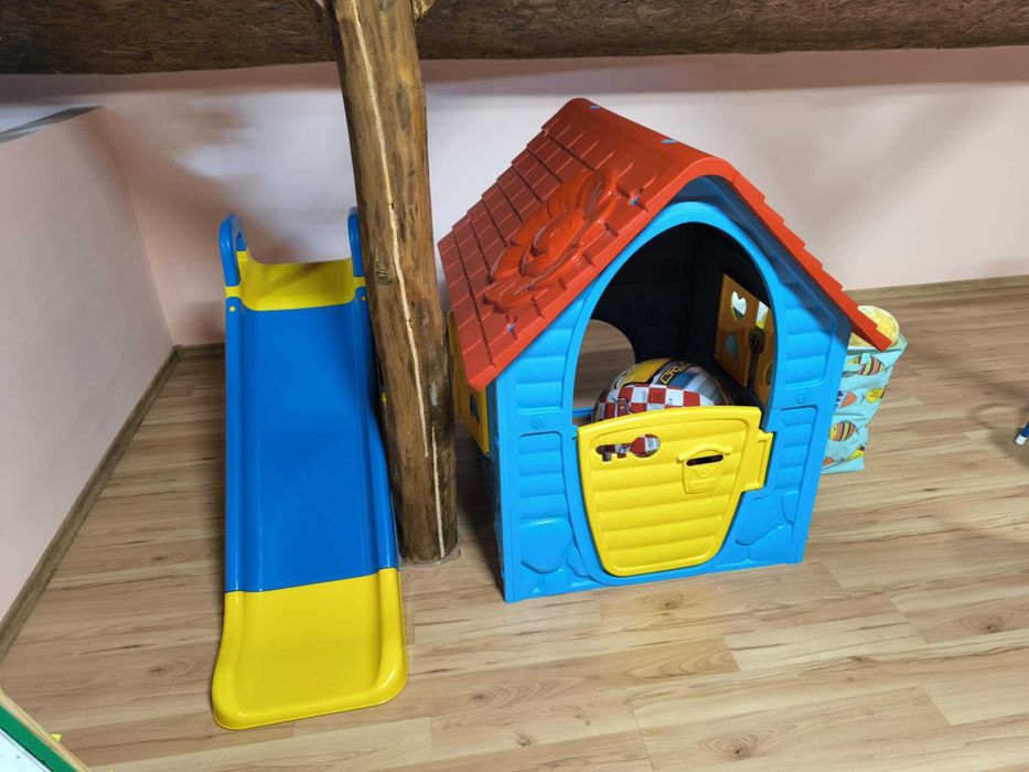 Къщичка, пързалка и кола за бутане