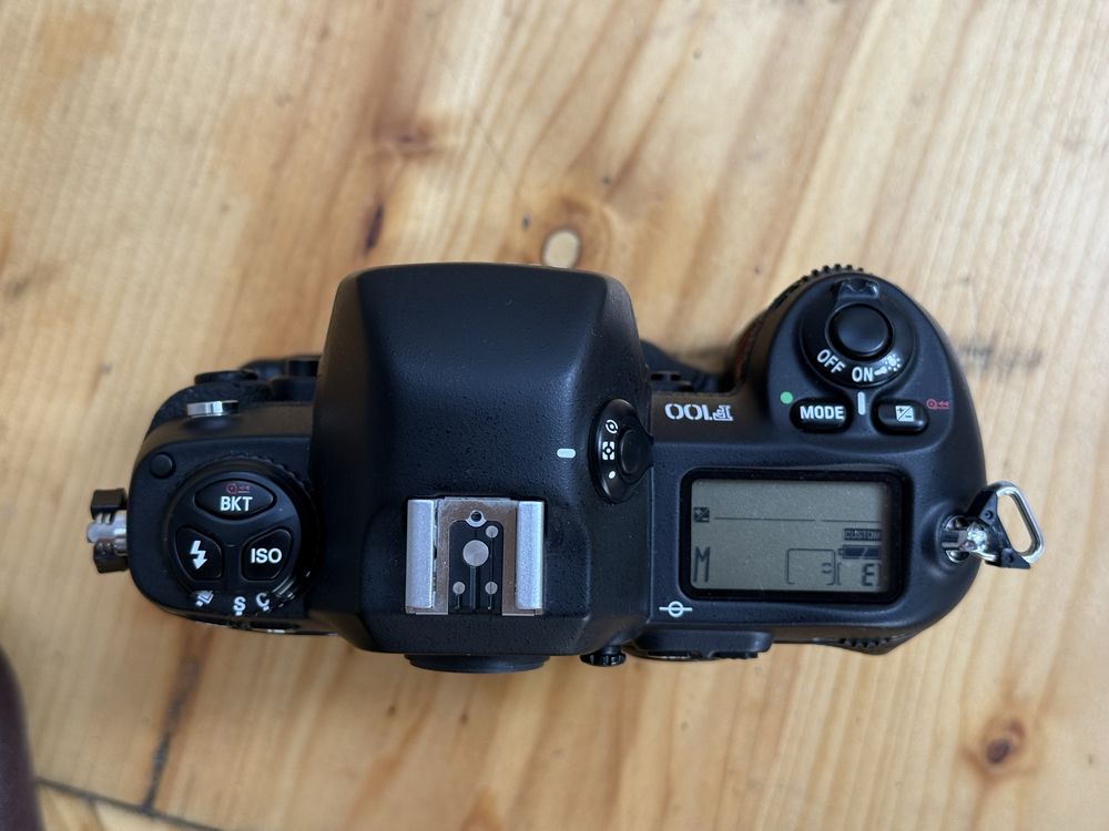 Camera film Nikon F100 Mint+++ cu grip
