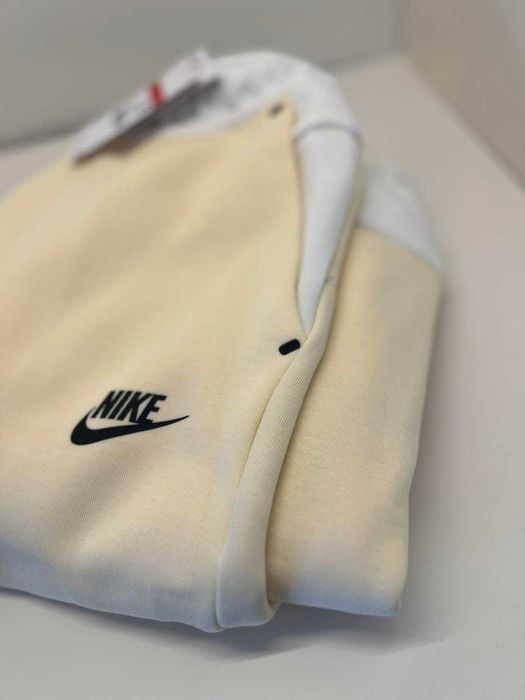 100% Оригинален Екип Nike Tech Fleece Комплект в размер ХЛ
