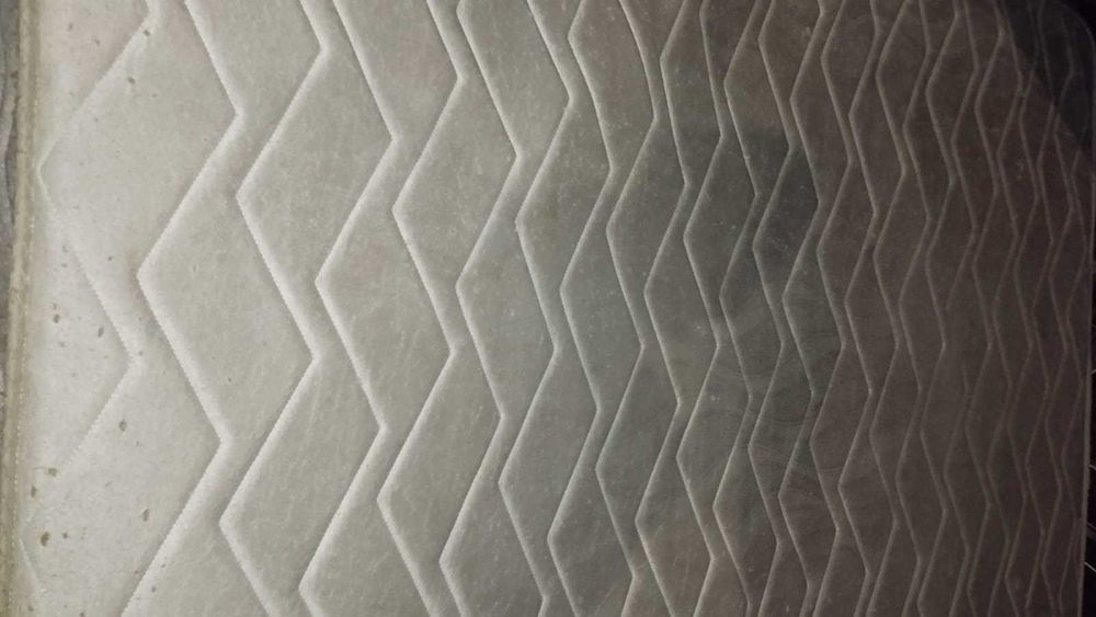 Матрац размерами примерно 2*1,6 метра