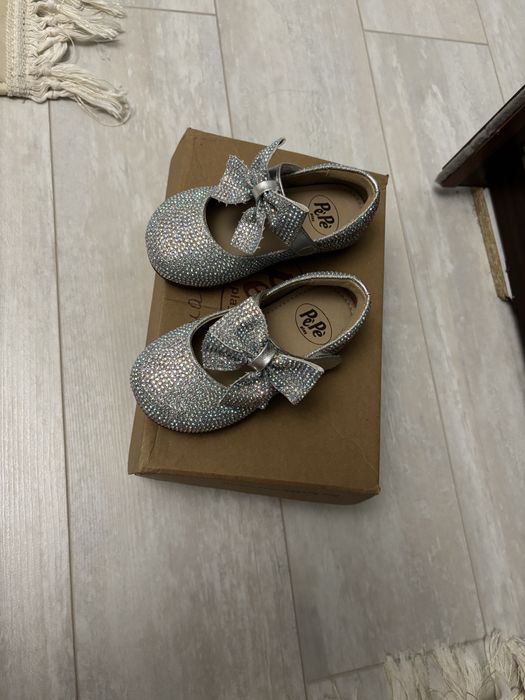 Детские туфли серебристые украшены стразами