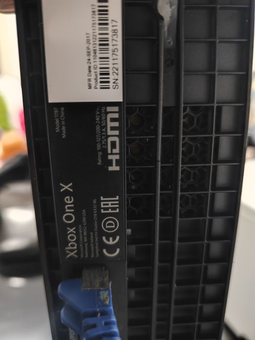 Xbox One X 1TB + 2x Controller + Jocuri