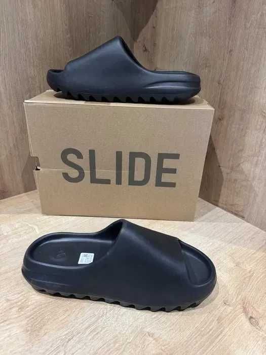 Чисто нови Yeezy Slides