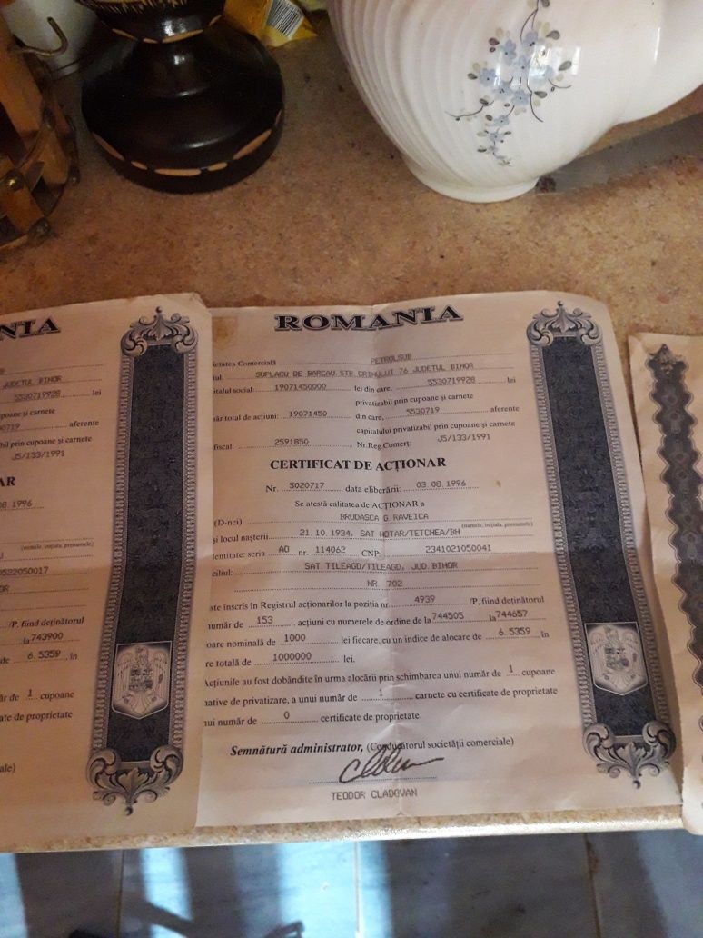 Pt colecționari vând două certificate de acționar Petrol Sub -Agromec