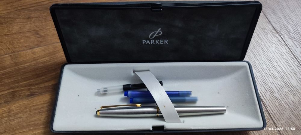 Перьевая ручка Parker и банкноты