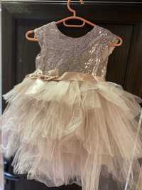 Продавам детска рокля за принцеси