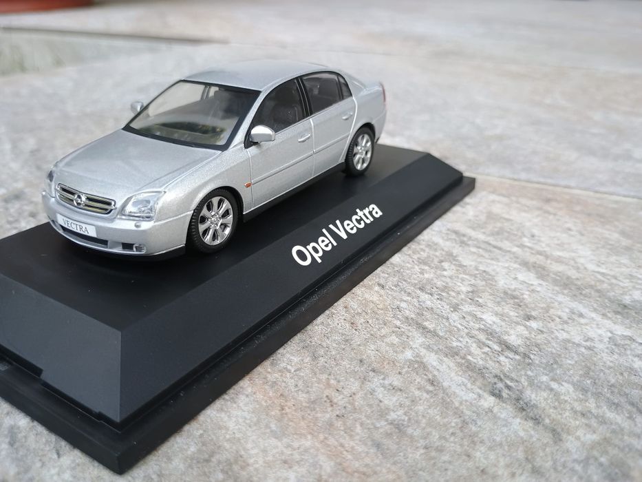 Vând și personalizez machetă Opel Vectra C