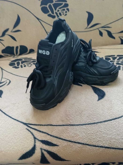 Adidași noi mărime 39