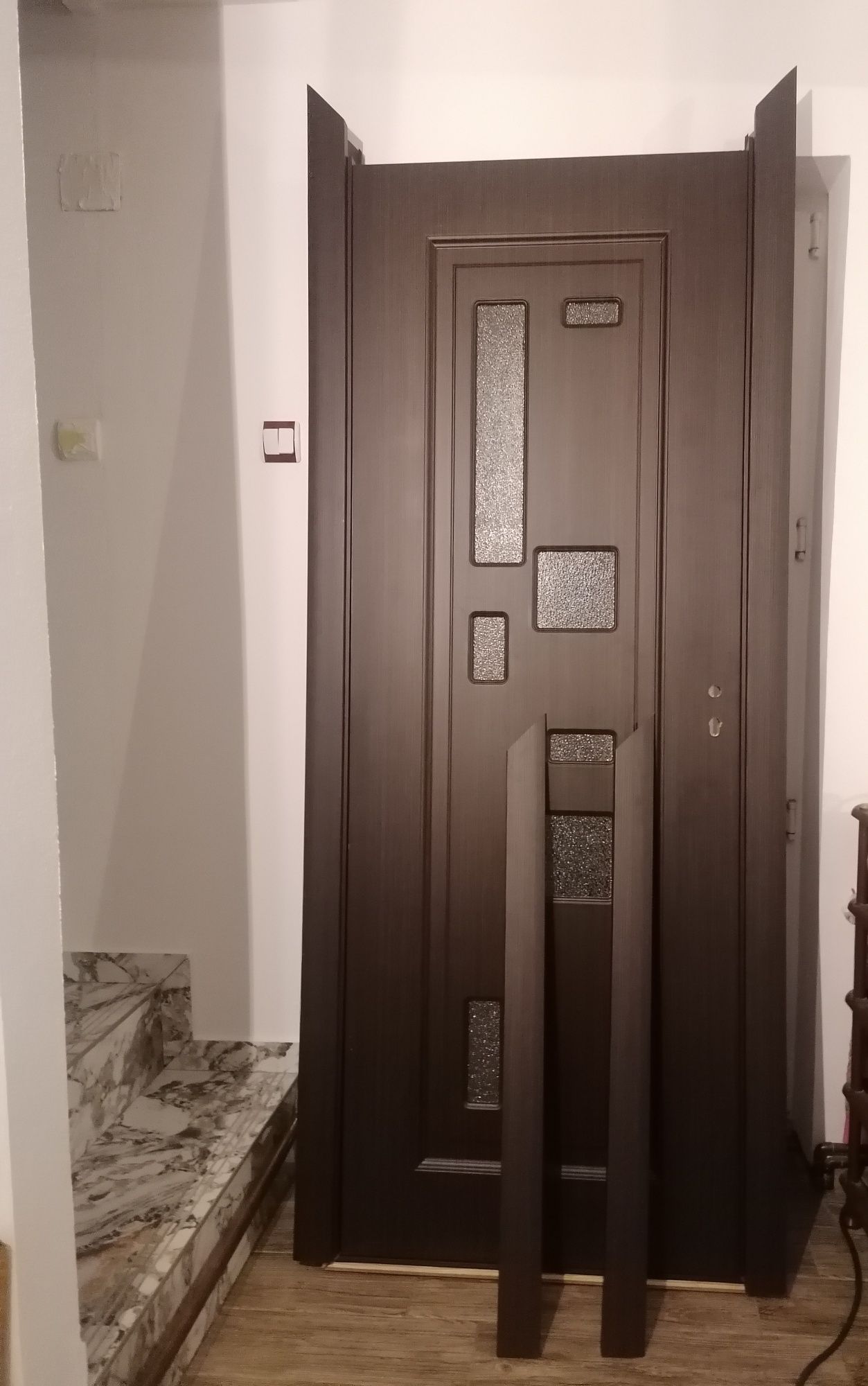 Vând ușă MDF interior wenge cu geam și toc reglabil, ușă reversibilă