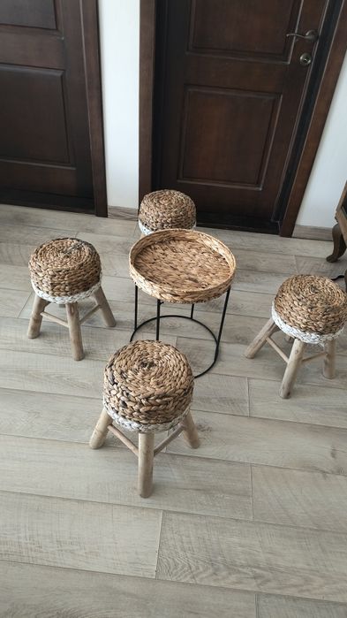 Masa și scaune din papura inpletite