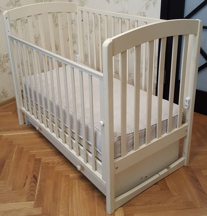 Детская кровать с игрушками