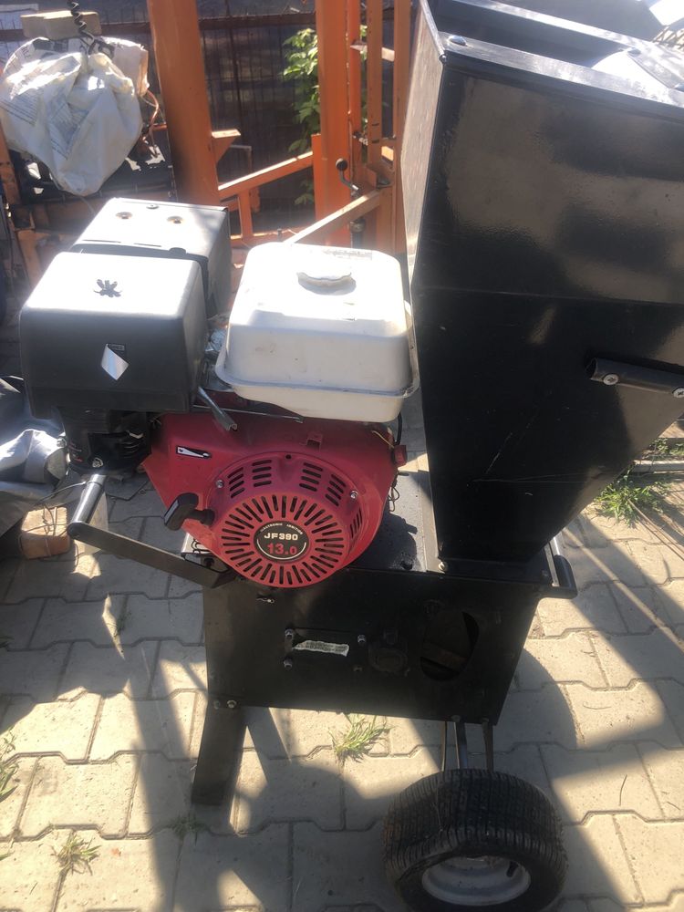 Tocator Crengi cu motor 13 cp Se poate pune si motor electric)