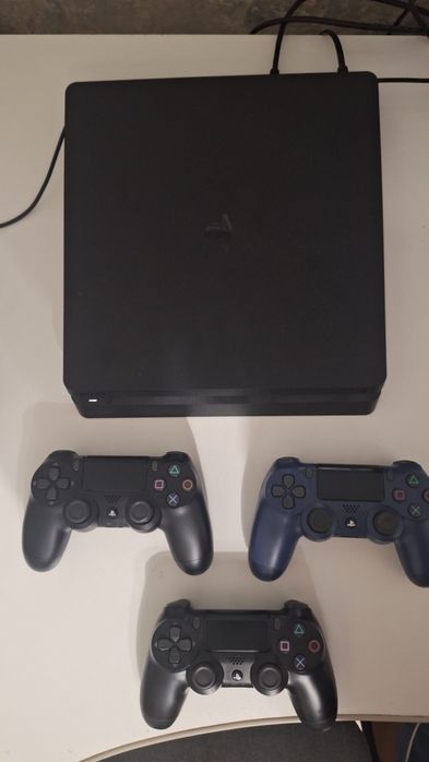 PS4 Slim + 10 игр и 3 джостика - хорошое состояние