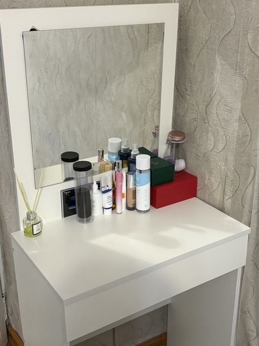 Продам туалетный столик