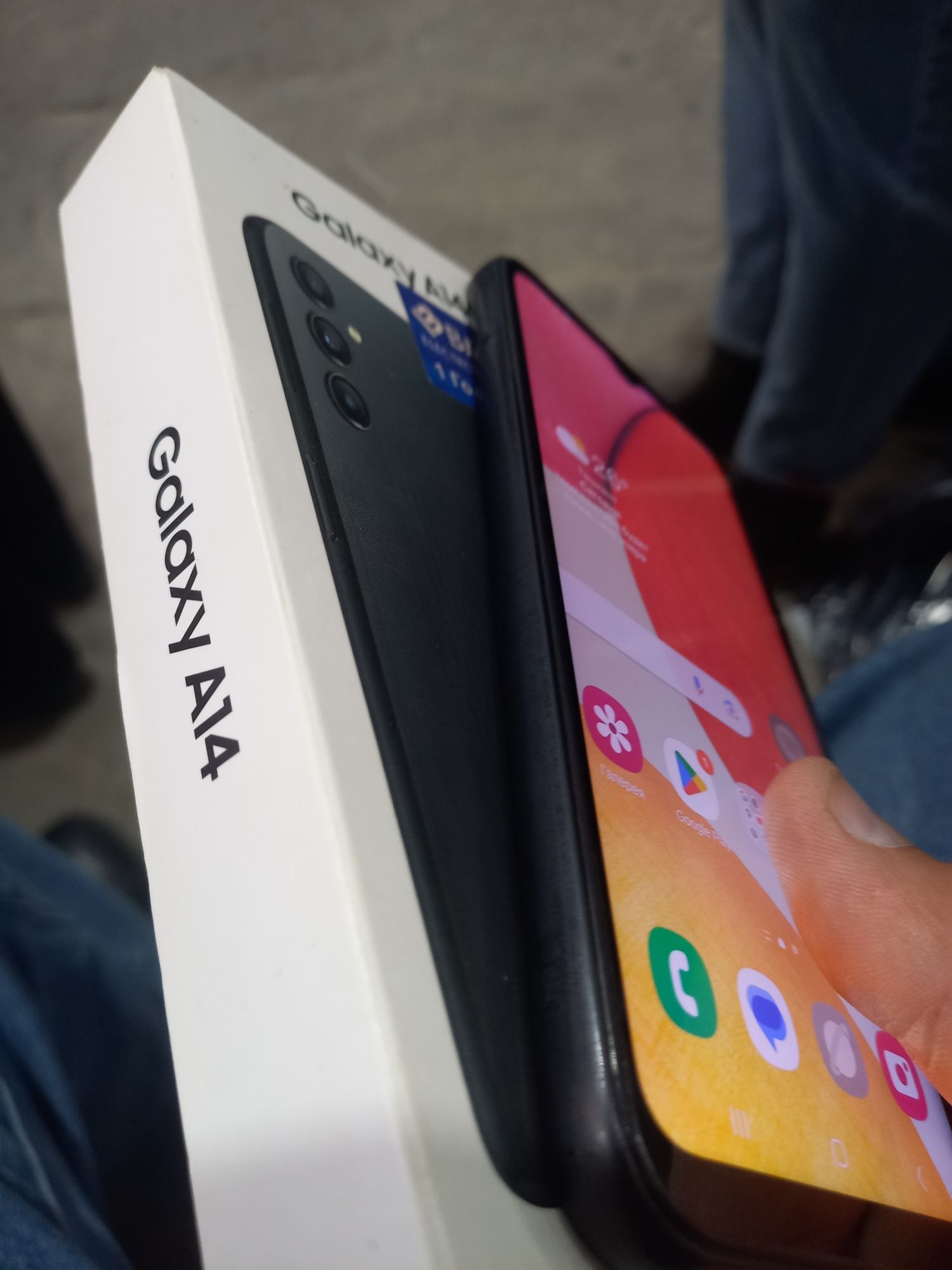 A14 Samsung ideal tiniq 64GB hotirasi 2 sim karta imeyka bo'gan.