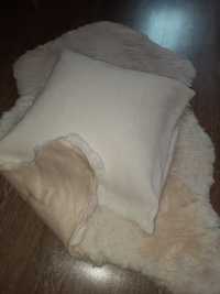 Пухкаво бяло килимче с възглавничка плюш лукс!