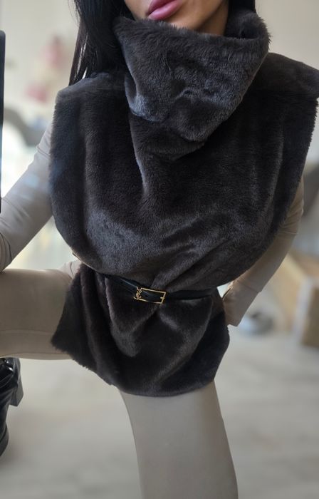 Дамски шал с яка от къс много мек косъм