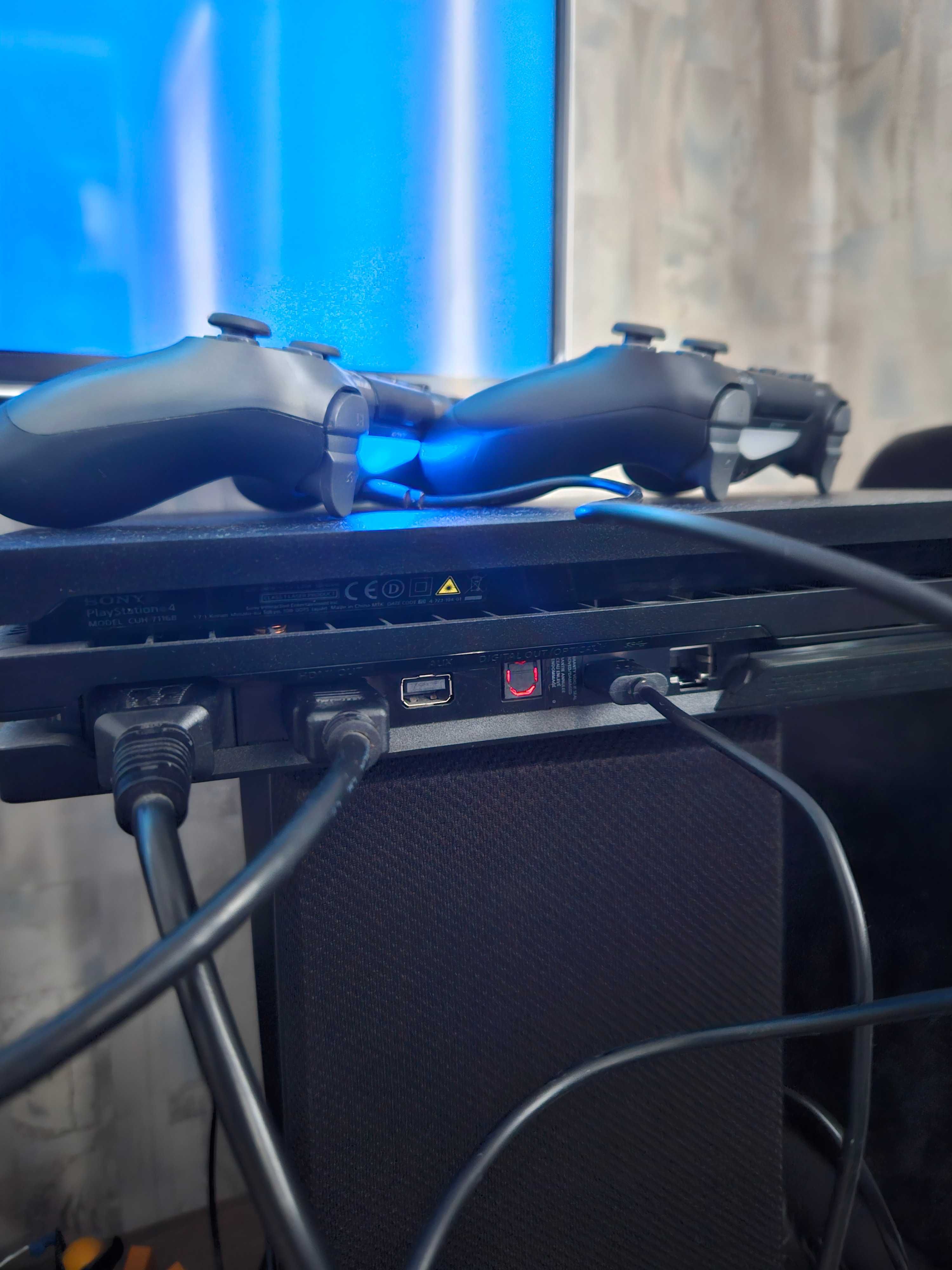 PS4 PRO + 2 Dualshock Controllers